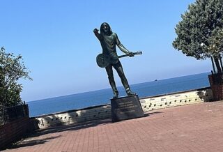 Statue of Laz musician Kazim Koyuncu in Hopa